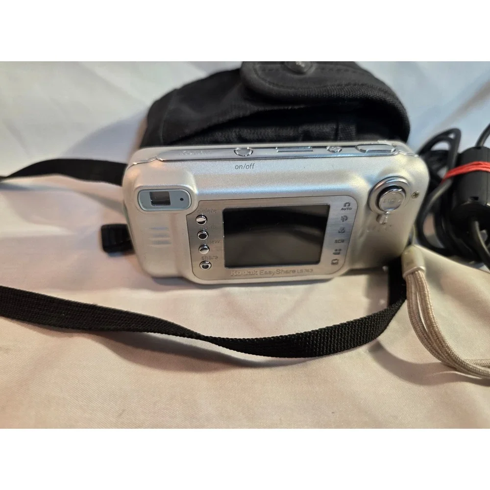 Kodak EasyShare LS743 Digital Camera 4.0MP Silver Schneider-Kreuznach Lens Case